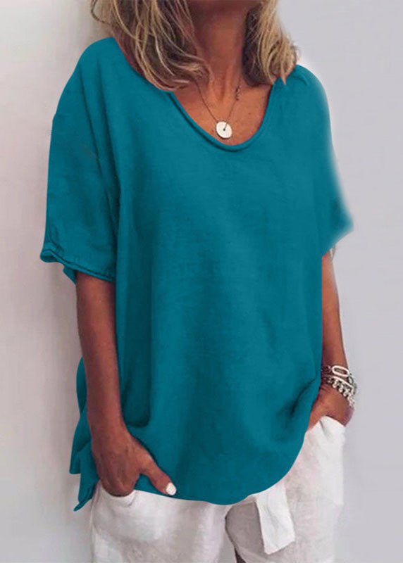 T-shirt femme col V et manches courtes stylé avec un jean, pour un look décontracté et confortable de printemps.