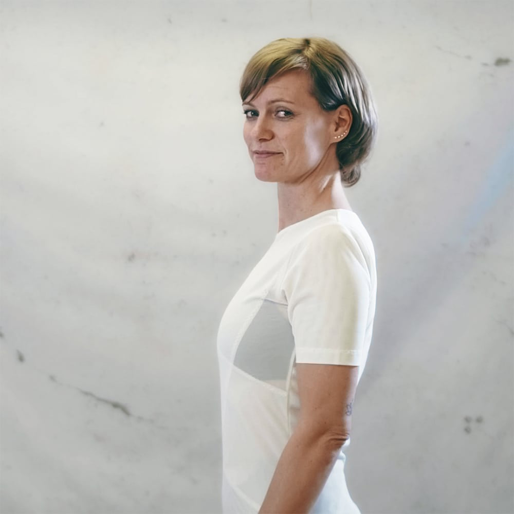 Femme portant un t-shirt de maintien postural discret, offrant un soutien du dos confortable et améliorant la posture.