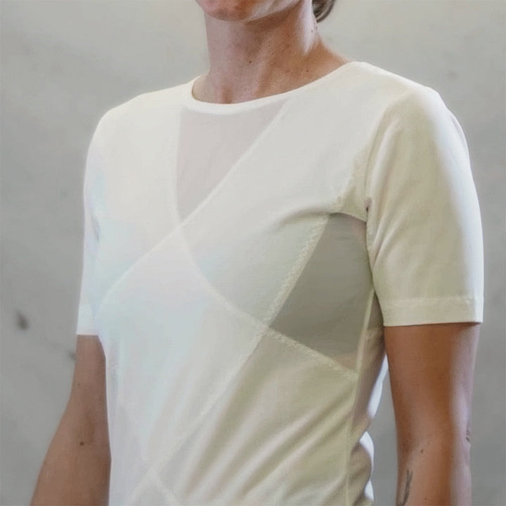 Homme portant un t-shirt correcteur de posture, idéal pour le soulagement du dos et un soutien quotidien invisible.