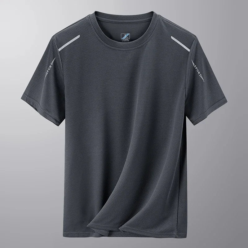 Détail du tissu respirant du t-shirt de sport homme, avec logos réfléchissants pour sécurité nocturne.