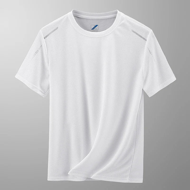 Homme en pleine séance de fitness portant un t-shirt de sport confortable et respirant pour entraînement intense.