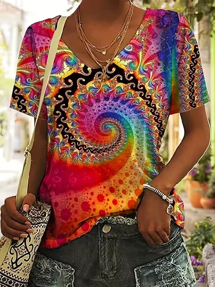 T-shirt femme à manches courtes et col V, avec un imprimé graphique unique. Parfait pour le quotidien d'été.