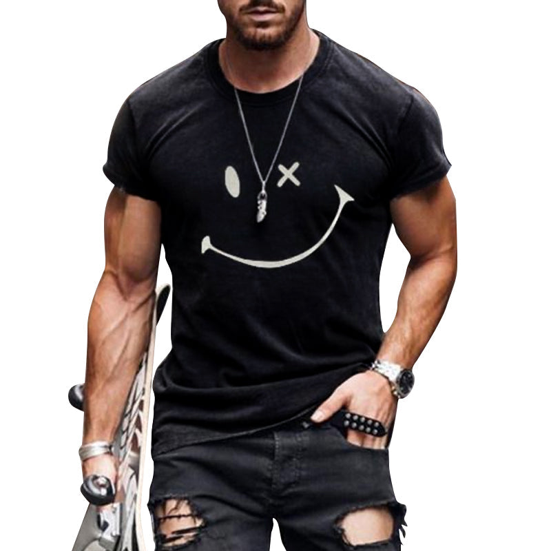 Gros plan sur le motif smiley jaune éclatant du t-shirt homme. T-shirt graphique décontracté et tendance.