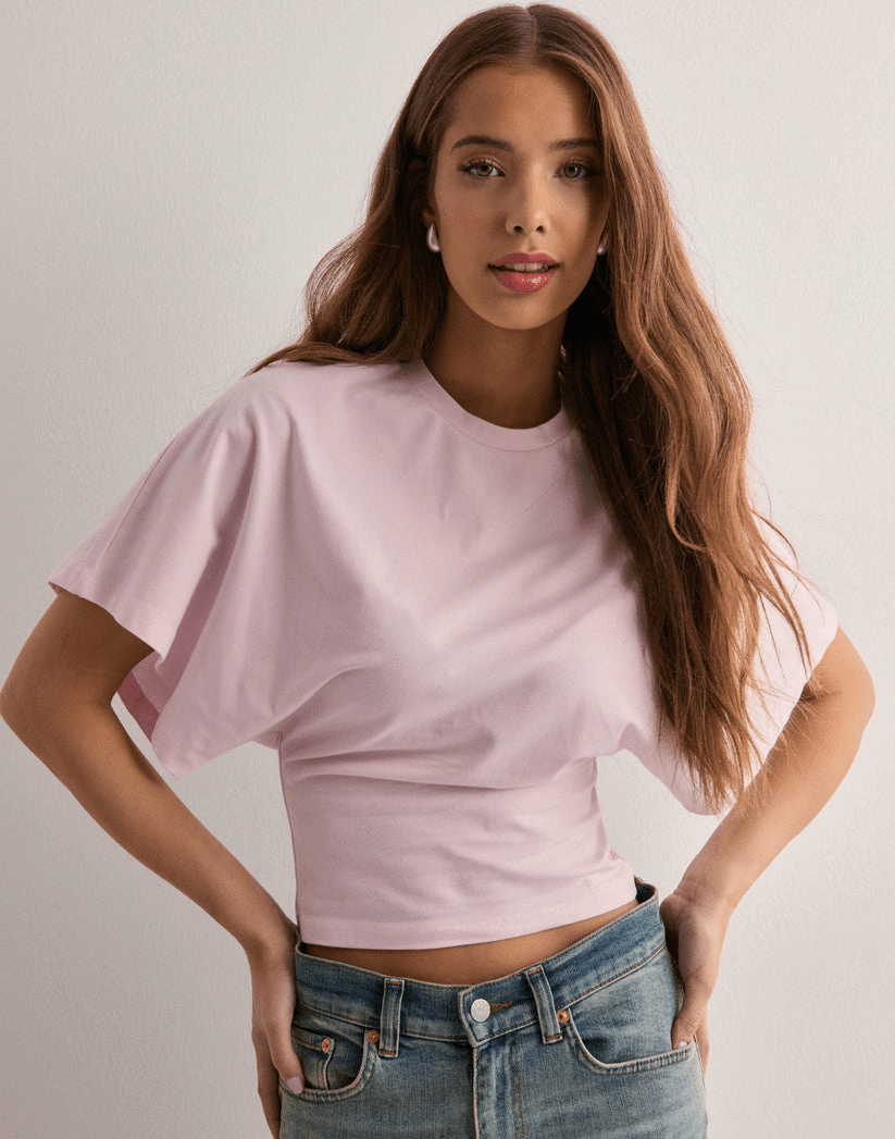 T-shirt femme ample et confortable, manches courtes, pour un look décontracté facile à porter au quotidien ou en été.