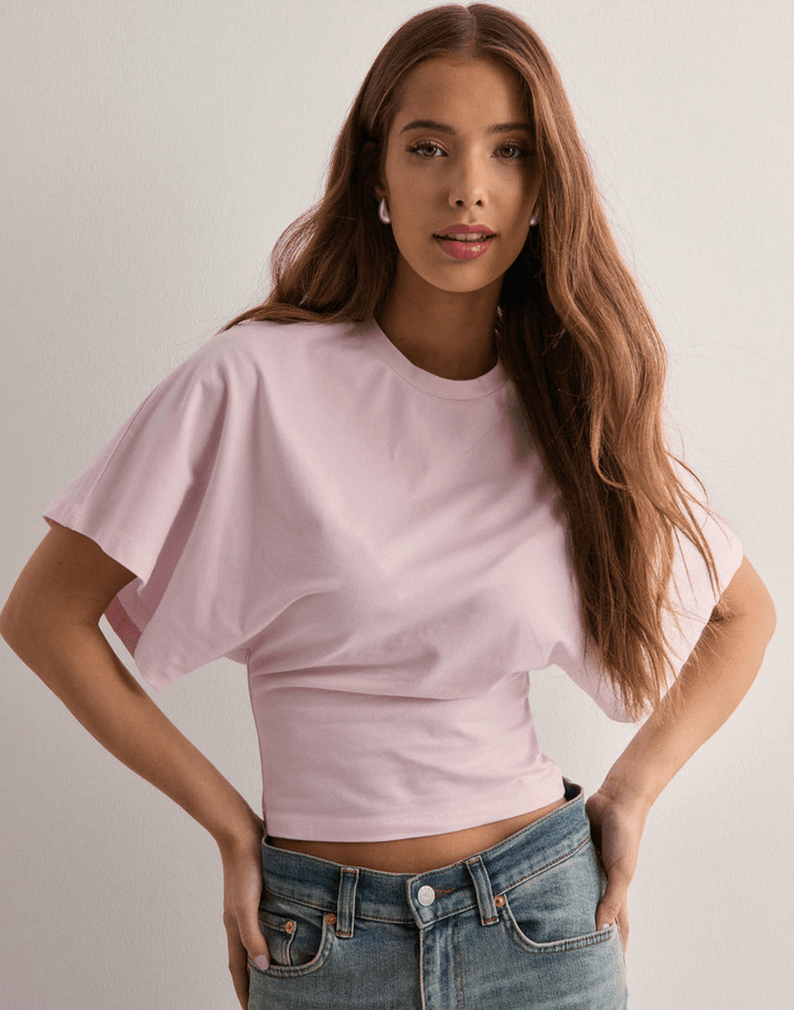 T-shirt femme ample et confortable, manches courtes, pour un look décontracté facile à porter au quotidien ou en été.