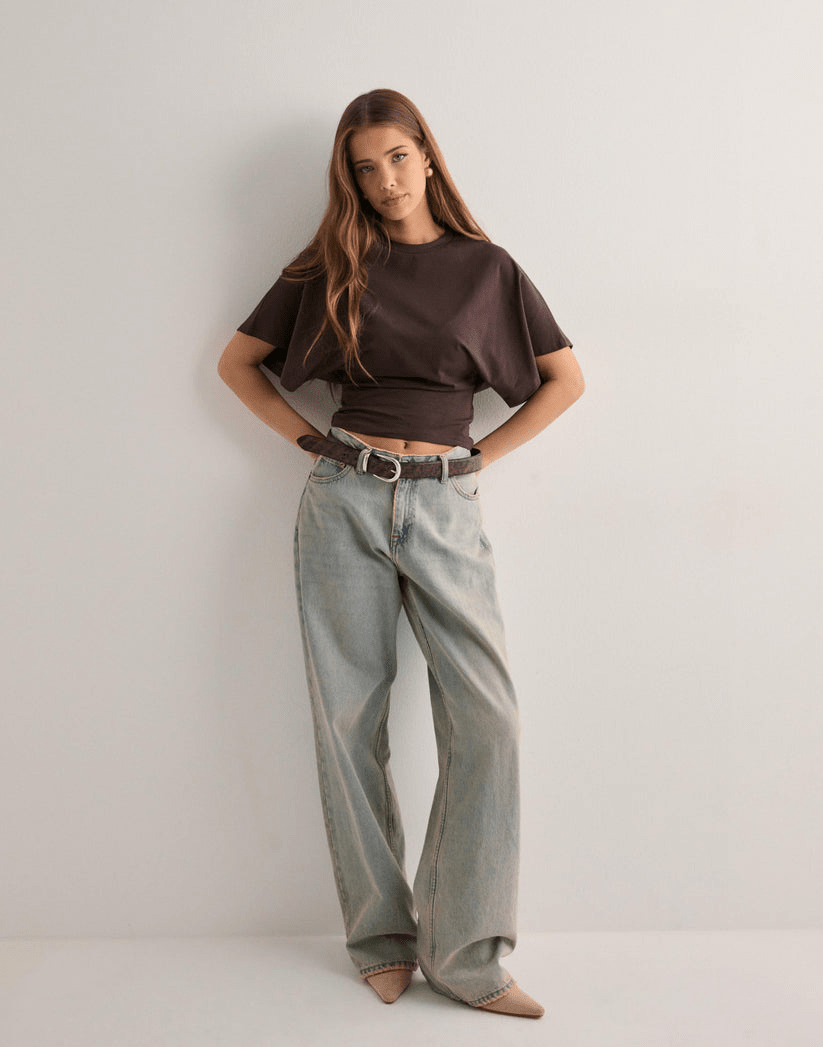 T-shirt femme ample à manches courtes, tissu doux et coupe décontractée, parfait pour le confort et la mode estivale.