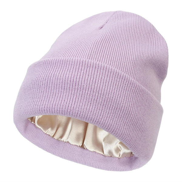 Élégant bonnet pour femme avec doublure en soie douce, parfait contre le froid et les frisottis.