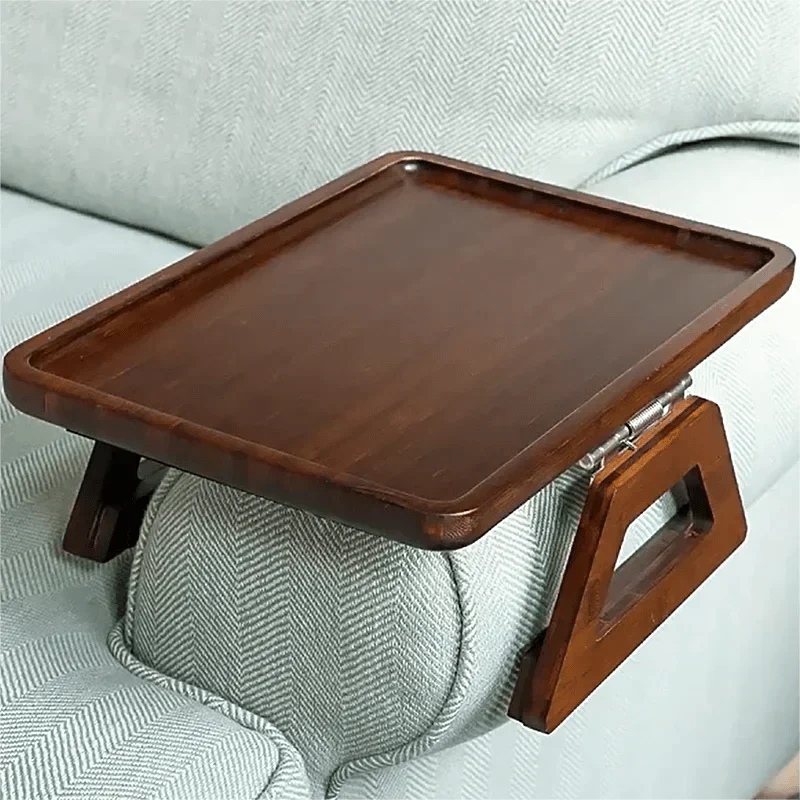 Accessoire de salon: tablette en bambou pour accoudoir de canapé, rangement pratique, confort et style.
