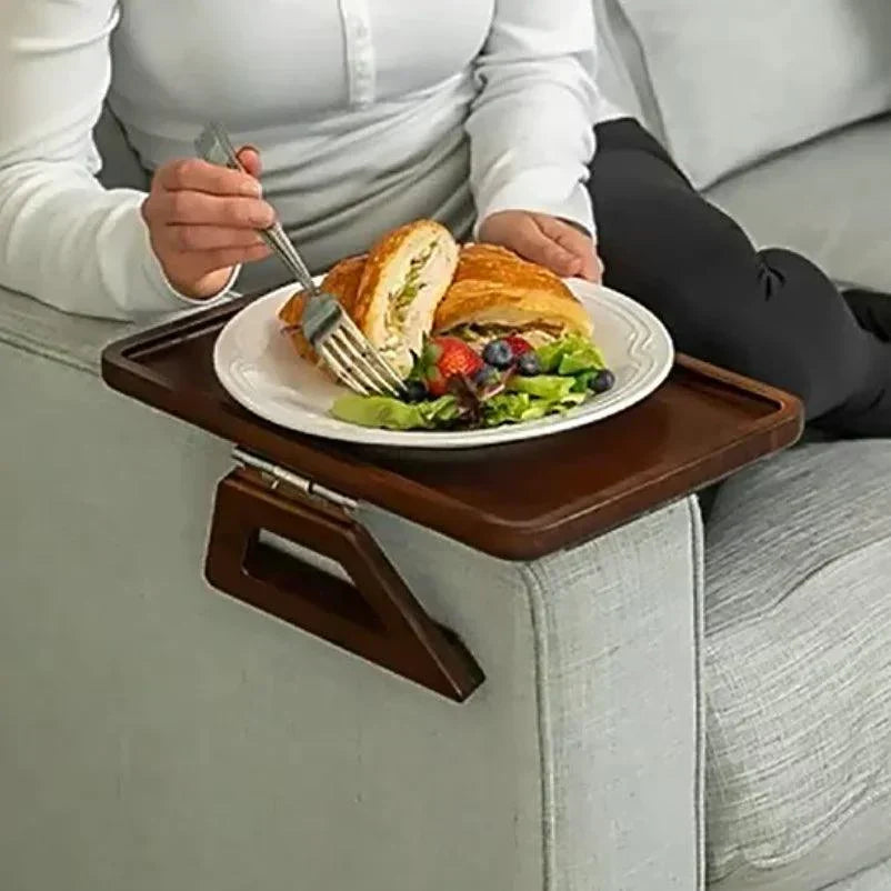 Tablette pliable en bambou massif pour accoudoir de canapé, design élégant et support en bois durable.