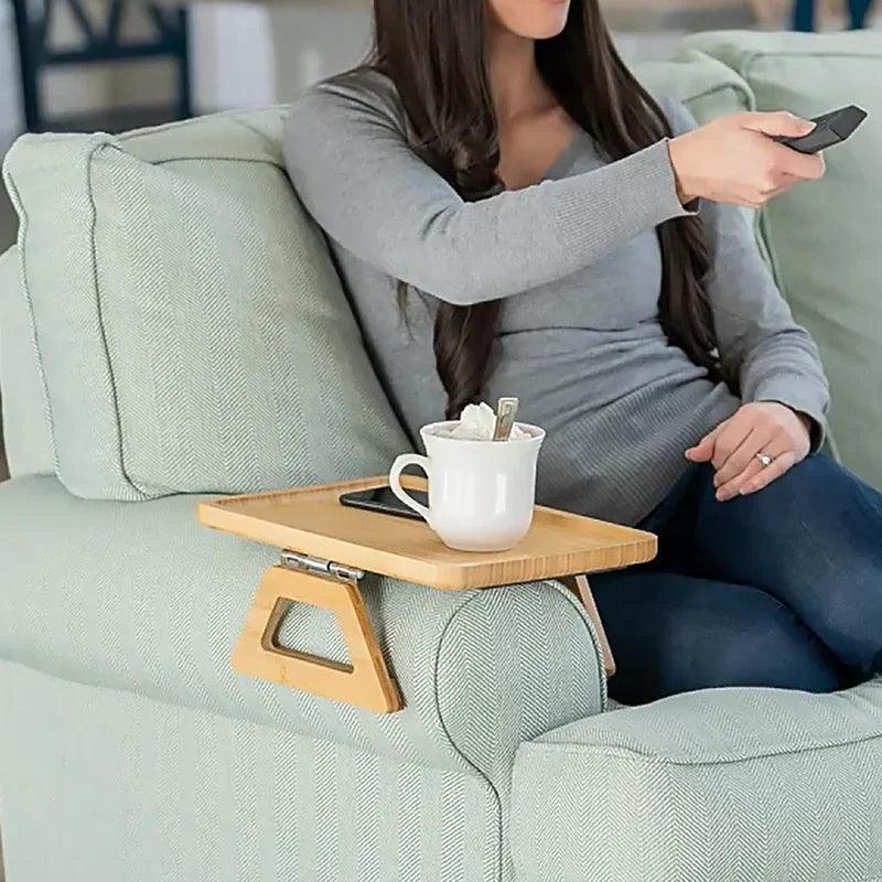 Tablette de canapé en bambou pliable, un accessoire pratique pour accoudoir, rangement facile et confort amélioré.