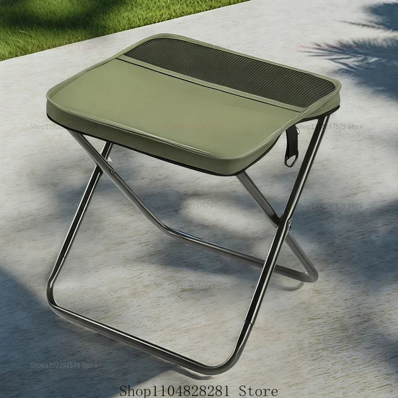 Tabouret trépied pliable noir, léger et compact. Idéal pour le camping, la randonnée et toutes activités extérieures.