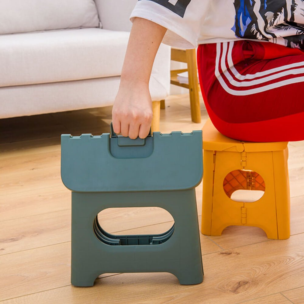 Améliorez l'accès en hauteur avec ce tabouret pliant portable, solution sécurisée et pratique pour la maison.