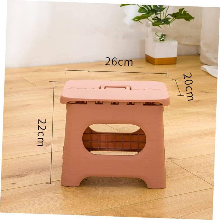 Marchepied pliant compact et portable, parfait pour atteindre en hauteur et optimiser le rangement dans la maison.