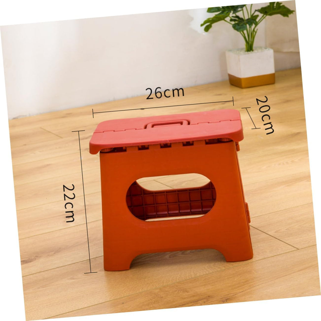 Tabouret portable pliable, facile à ranger, offrant une hauteur sécurisée pour toutes les tâches ménagères.