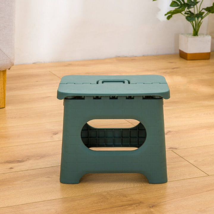 Tabouret pliant multifonction, portable et sécurisé, idéal comme marchepied d'appoint pour cuisine, salle de bain.