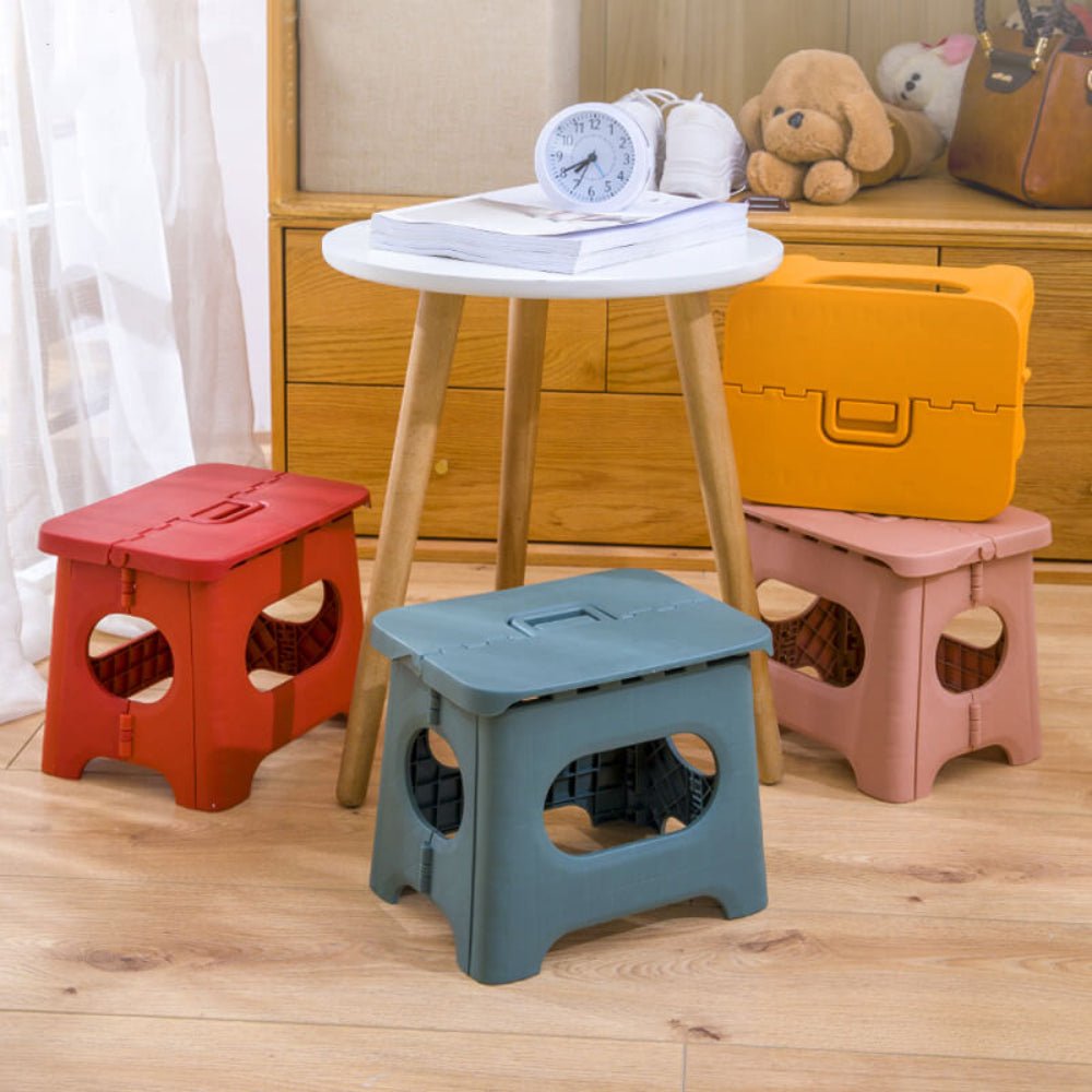 Accédez facilement en hauteur avec ce tabouret pliant portable. Design compact pour rangement optimisé à la maison.