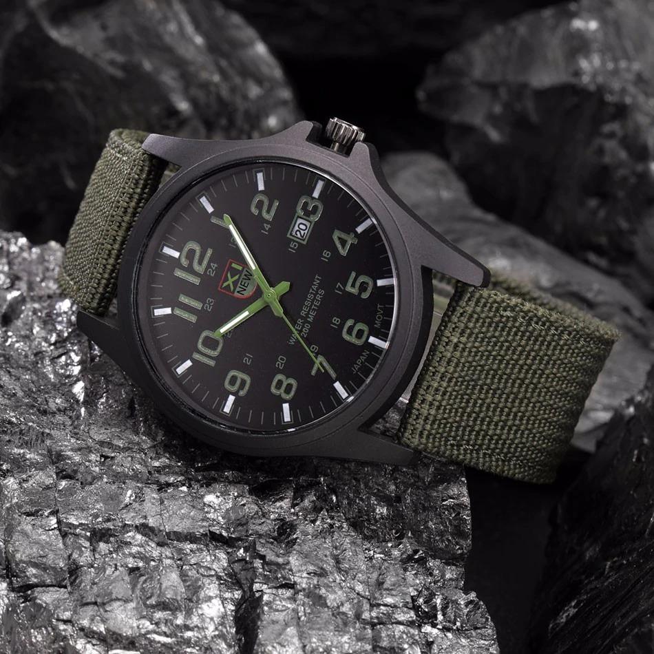 Montre tactique homme noire, résistante aux chocs et étanche, idéale pour l'outdoor et les sports extrêmes.