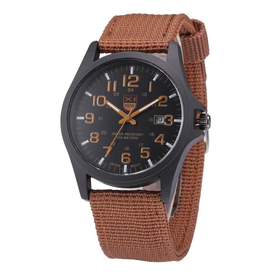 Montre sport homme robuste et fonctionnelle, avec éclairage LED et chronomètre, conçue pour l'action.