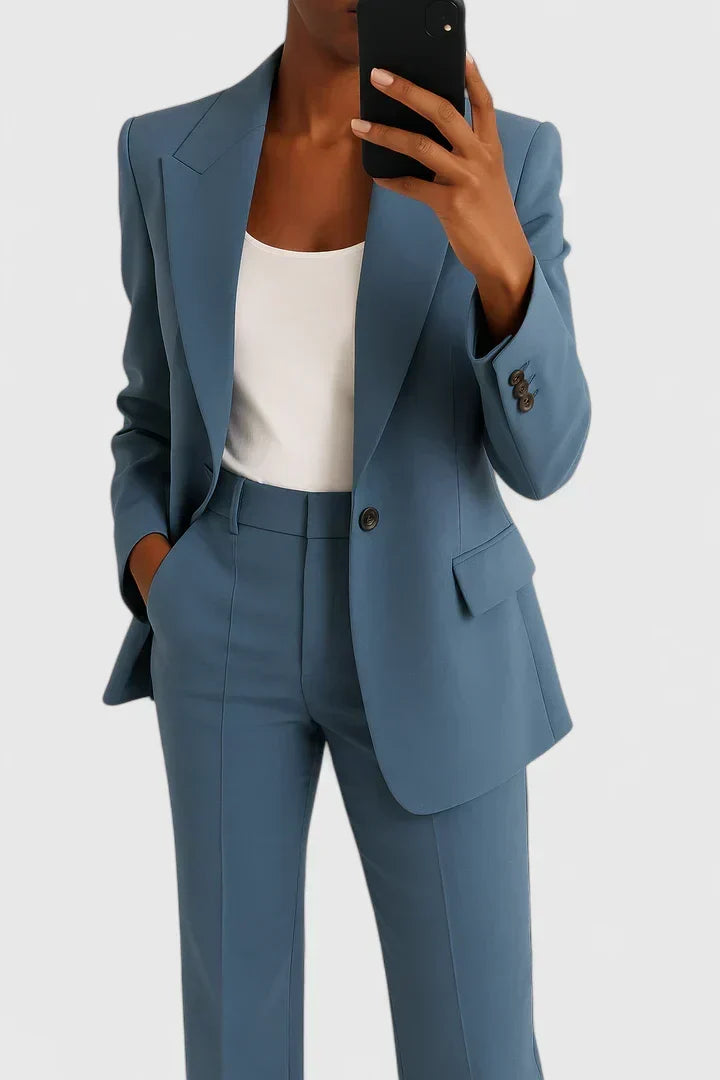 Ensemble blazer ajusté et pantalon femme pour une tenue professionnelle moderne et sophistiquée.