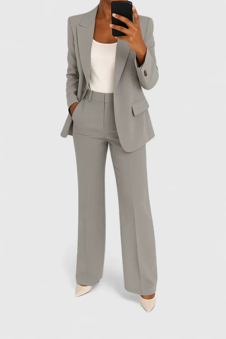 Costume tailleur femme chic, idéal pour le bureau, une cérémonie ou une soirée élégante.
