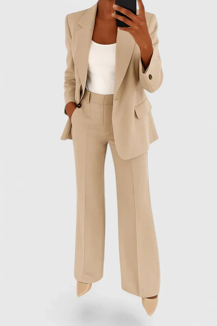Blazer ajusté du tailleur pantalon femme, un vêtement professionnel et tendance pour la mode féminine.