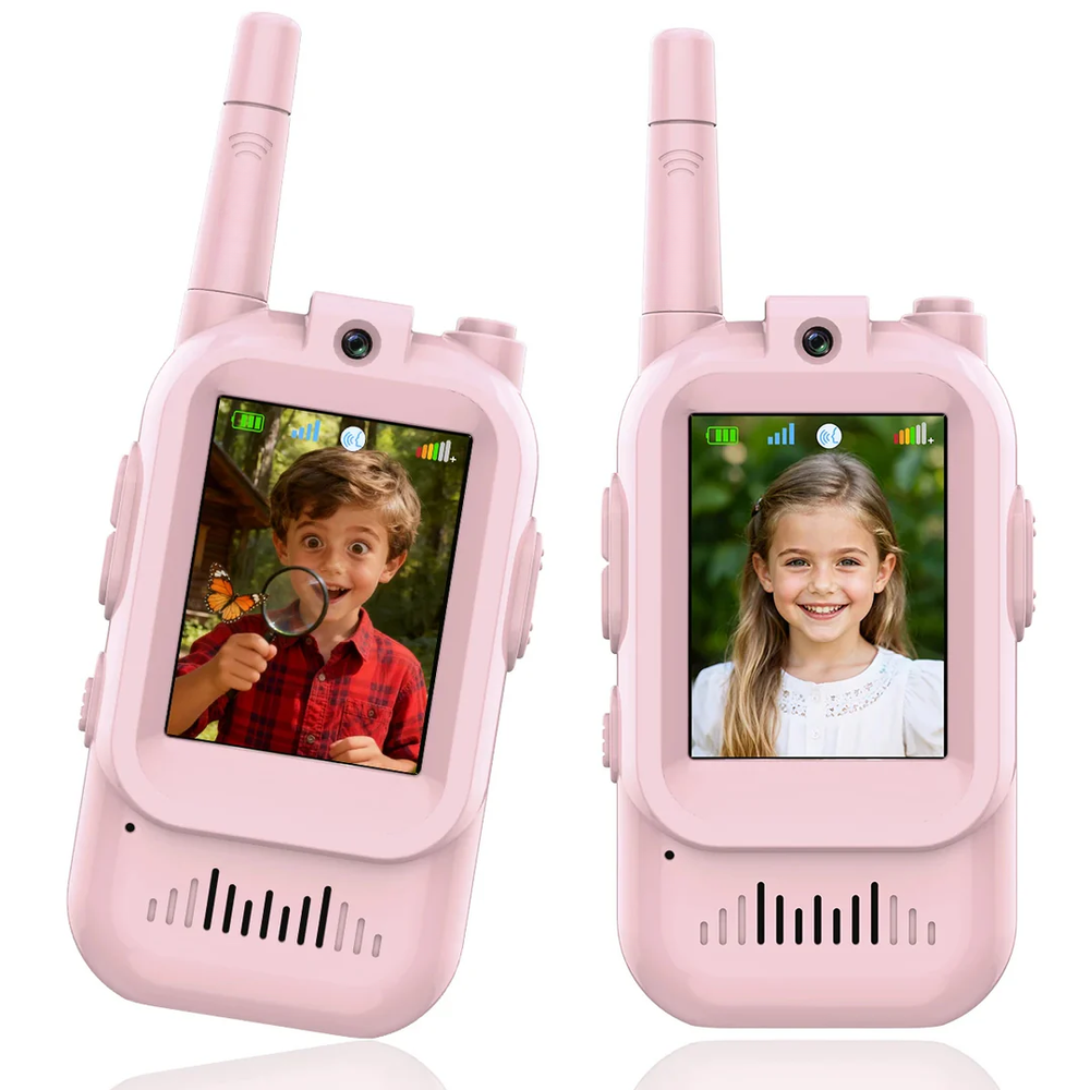 Deux enfants explorent avec des talkies-walkies vidéo. Jouet de communication pour aventure et jeu interactif.