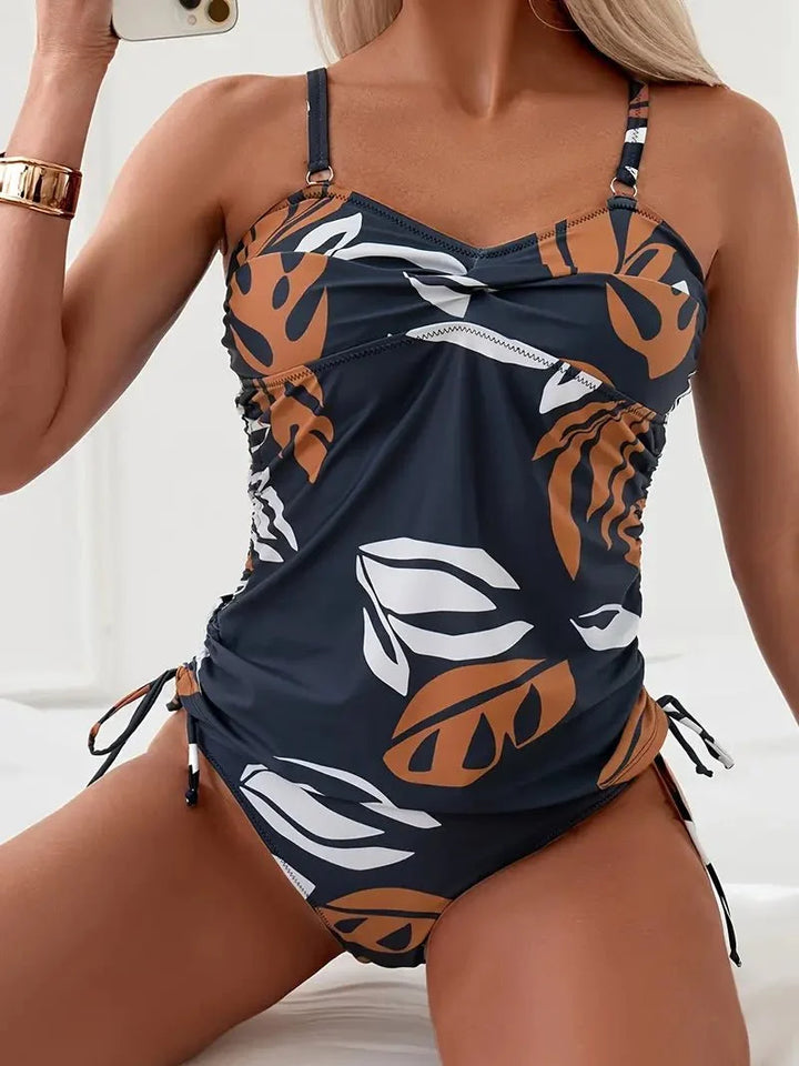 Élégant tankini femme imprimé tropical, idéal pour les vacances d'été. Profitez de la plage et du soleil avec style.