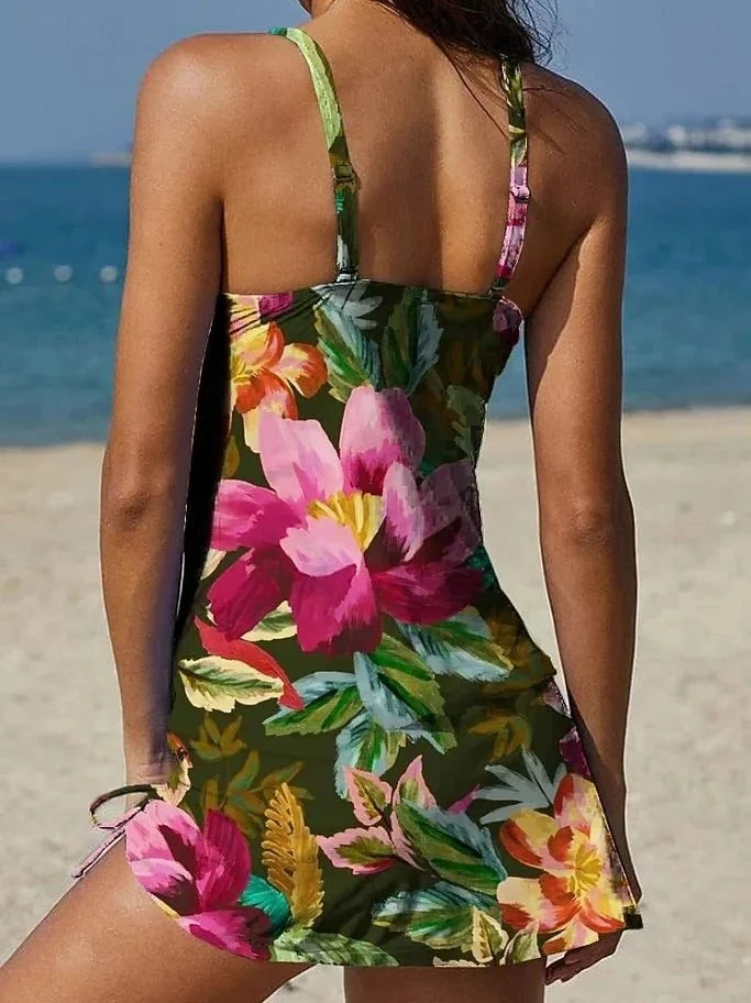 Maillot de bain deux pièces femme : tankini imprimé graphique et short. Confort optimal pour la plage.