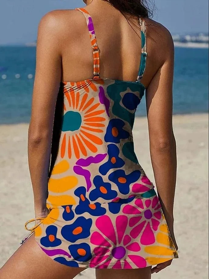 Tankini élégant femme avec top imprimé tendance et short de bain noir classique. Pour l'été et les vacances.