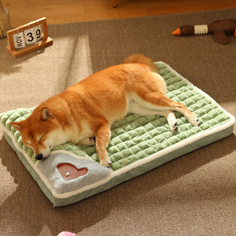 Tapis lit luxe pour animaux, ultra chaud et douillet, en peluche douce. Offre un confort hivernal optimal.
