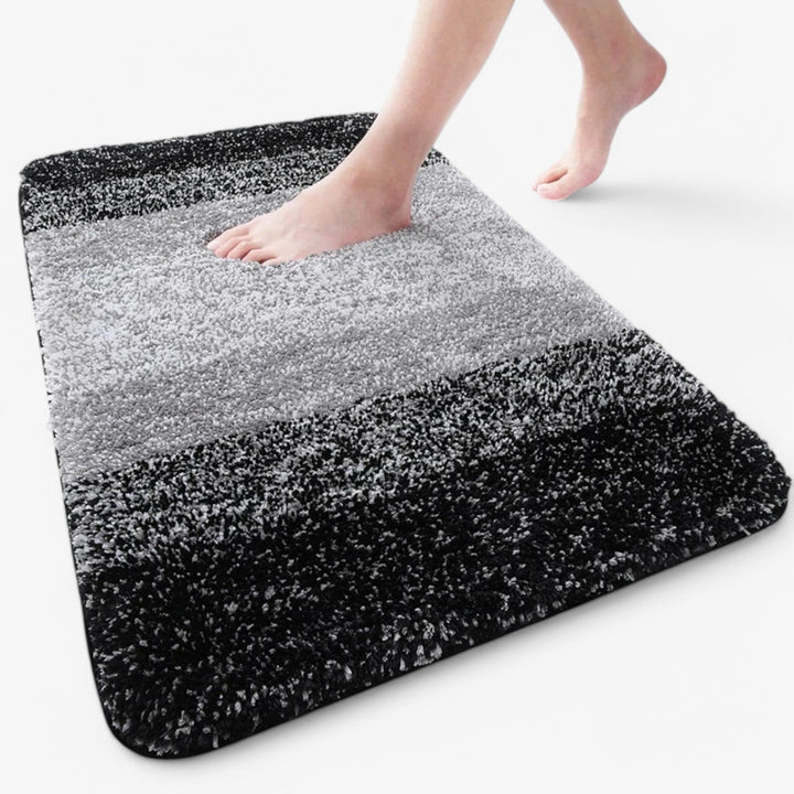 Tapis de bain design moderne, microfibre absorbante et antidérapante, parfait pour la déco de salle de bain.
