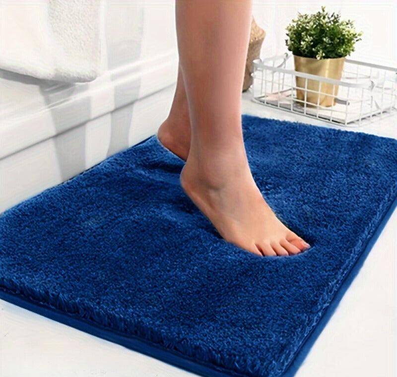 Tapis de bain en polyester matelassé, doux et absorbant, avec base antidérapante. Facile à laver et durable pour la salle de bain.