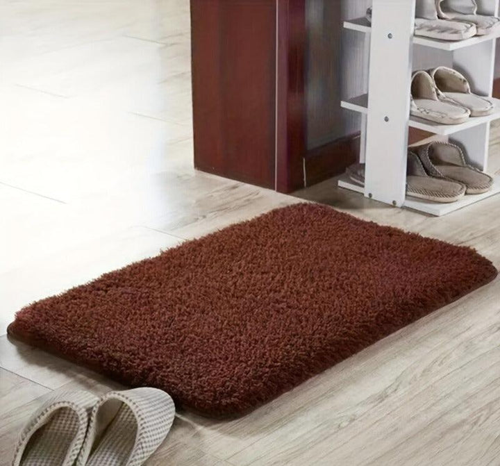 Tapis de bain décoratif avec design géométrique moderne, matelassé et doux. Idéal pour une salle de bain stylée et sûre.
