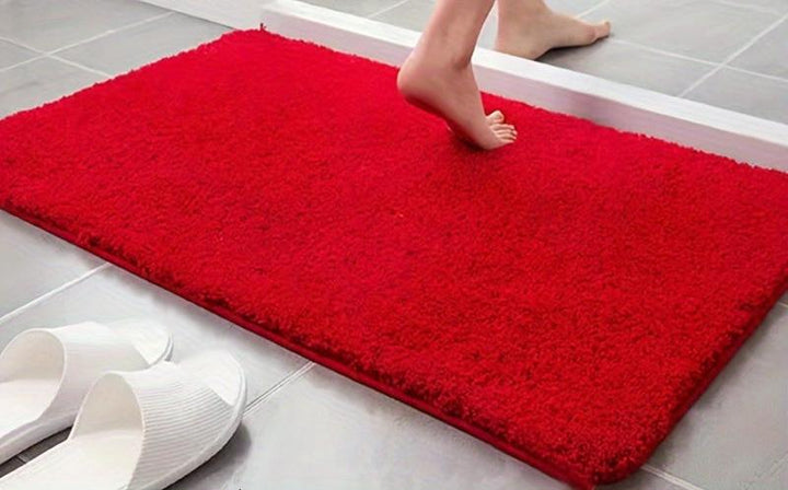 Tapis de bain de luxe matelassé, en polyester doux, avec base antidérapante. Apporte confort et style à votre salle de bain.