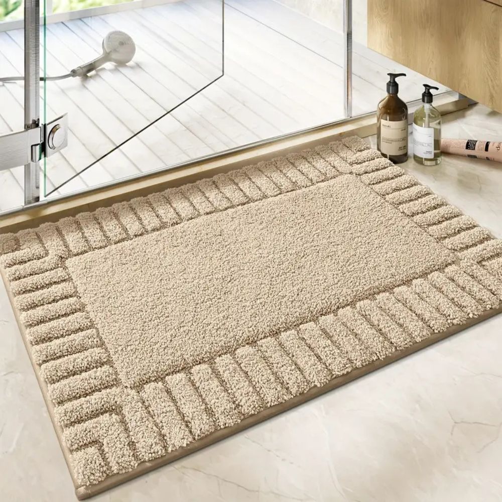 Décoration de salle de bain: tapis minimaliste à rayures sable, antidérapant et chic pour une touche moderne.