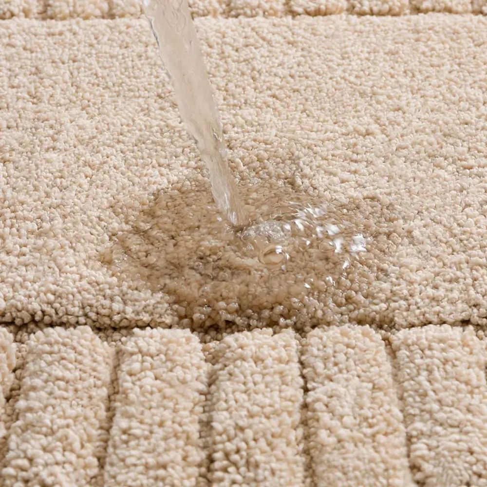 Confortable tapis de bain doux aux rayures discrètes, idéal pour une salle de bain moderne, antidérapant et absorbant.