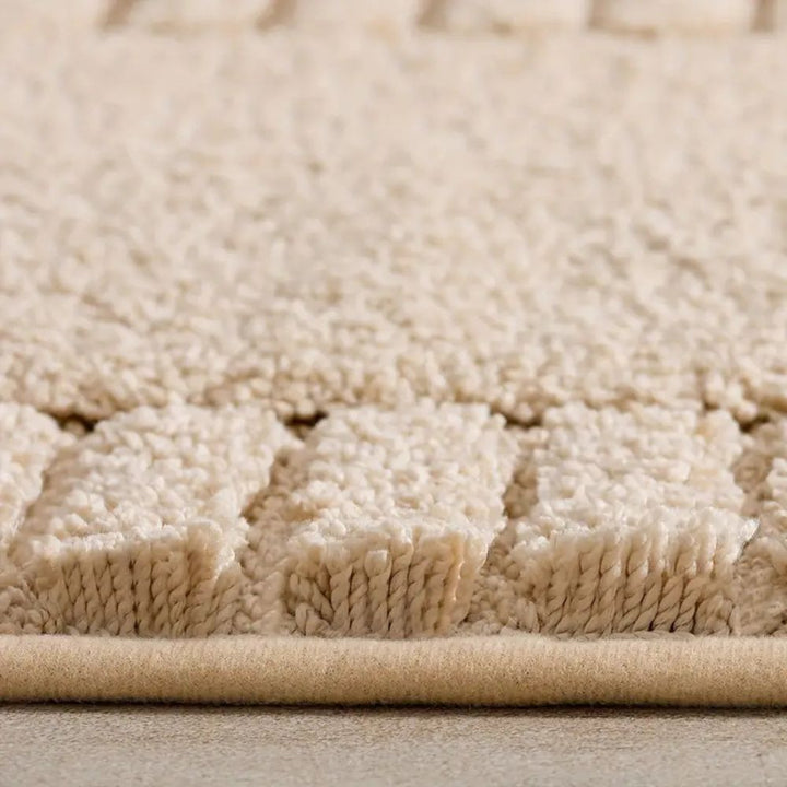 Ajoutez une touche minimaliste à votre salle de bain avec ce tapis à rayures, doux, absorbant et antidérapant.