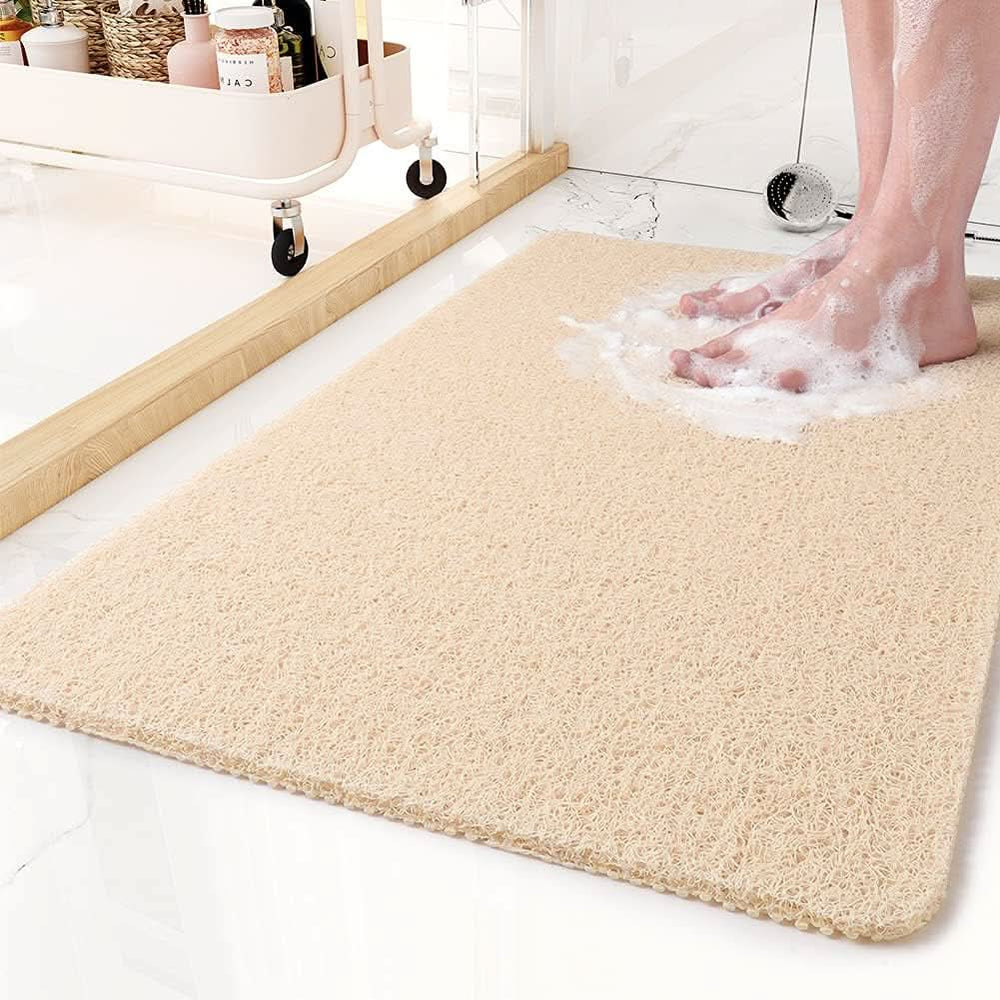 Tapis de douche en PVC avec trous de drainage pour une évacuation rapide de l'eau, hygiène et propreté.