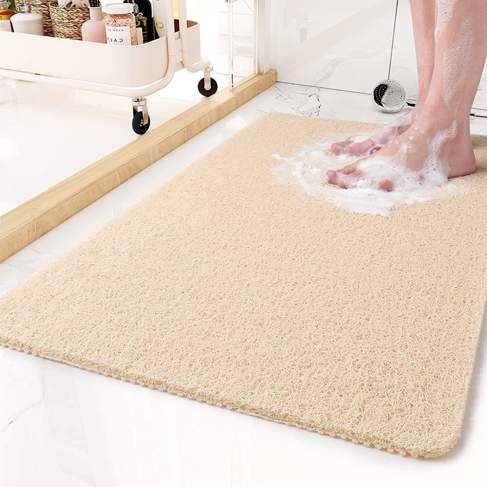 Tapis de douche en PVC avec trous de drainage pour une évacuation rapide de l'eau, hygiène et propreté.