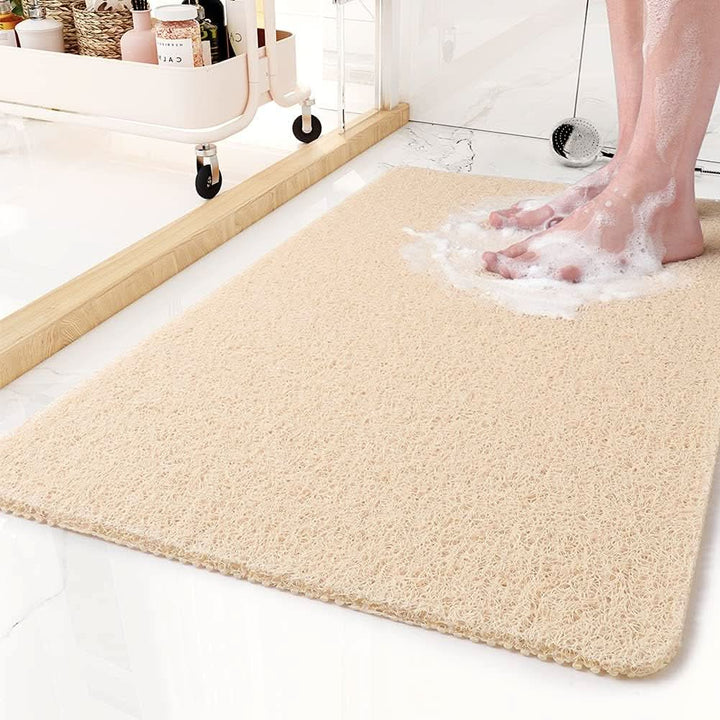 Tapis de douche en PVC avec trous de drainage pour une évacuation rapide de l'eau, hygiène et propreté.