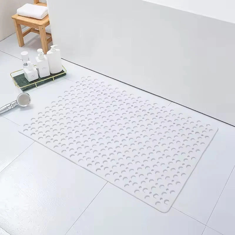 Accessoire de salle de bain : tapis de douche anti-glisse avec ventouses puissantes pour une fixation sécurisée et un bain sûr.