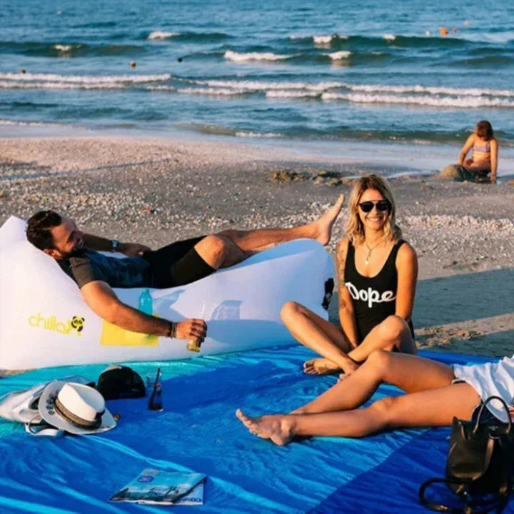 Tapis de plage déperlant et anti-sable, idéal pour le confort en bord de mer. Léger et facile à transporter.