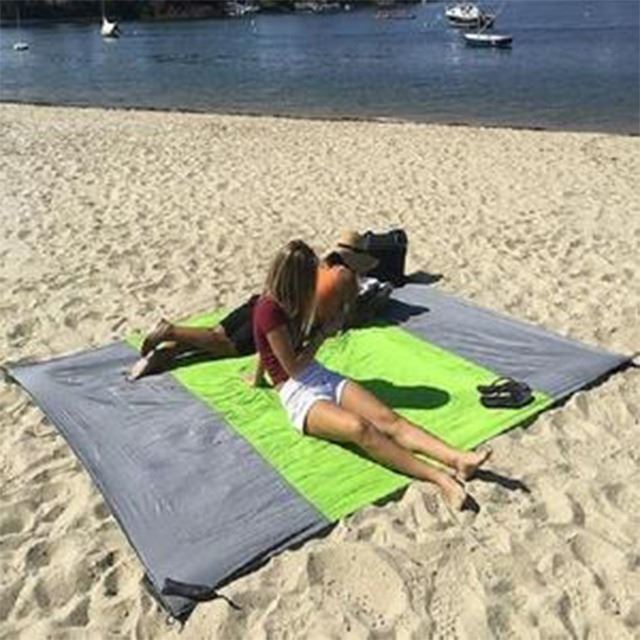 Tapis de voyage anti-sable ultra léger, essentiel pour la plage, le camping ou pique-nique. Déperlant et compact.
