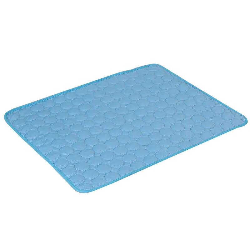 Tapis refroidissant lavable pour chien, parfait contre la chaleur estivale. Accessoire confort pour grands et petits chiens.