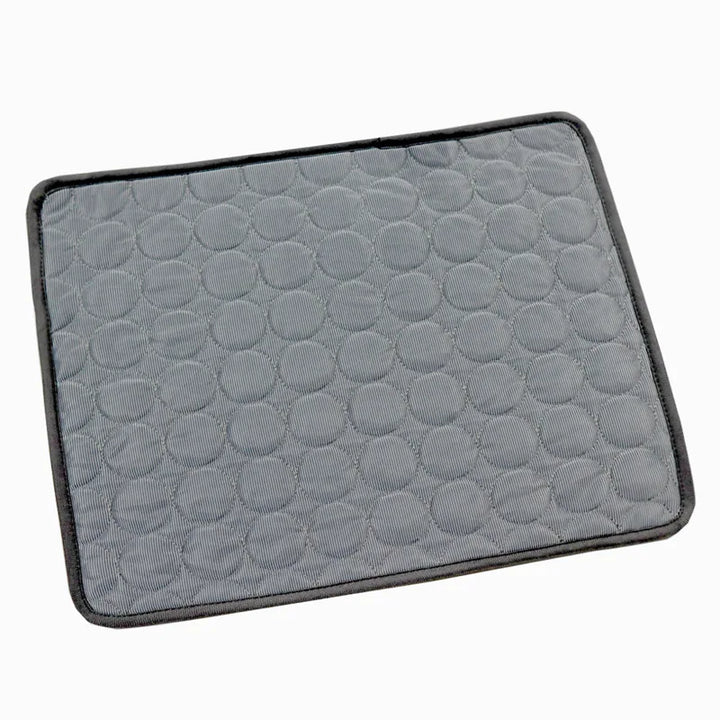 Tapis rafraîchissant bleu ciel pour animaux, offrant un panier été frais. Idéal pour chiens et chats, lavable.