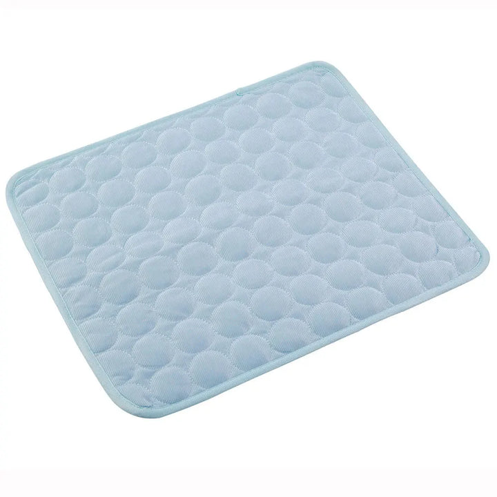 Accessoire été pour animaux : tapis rafraîchissant bleu pour chiens et chats. Maintient la fraîcheur, idéal contre la chaleur.