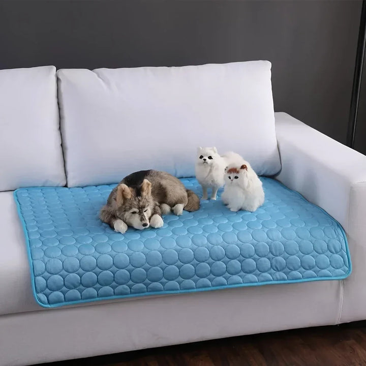Tapis refroidissant bleu pour animaux, idéal pour offrir confort et fraîcheur à votre chien ou chat en été.
