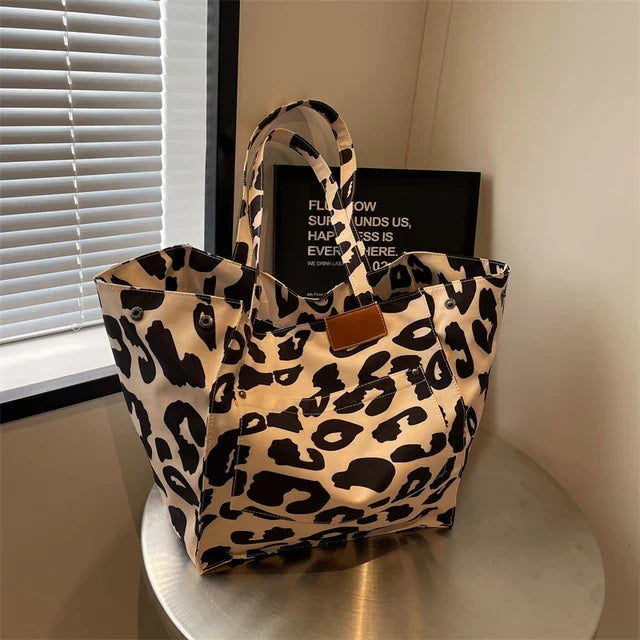 Sac fourre-tout femme imprimé panthère élégant, grand et pratique pour toutes occasions.
