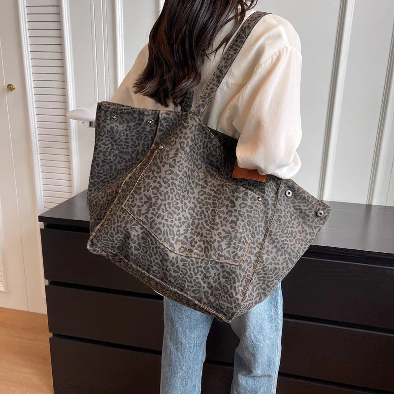 Grand sac fourre-tout oversize femme, imprimé panthère stylé, idéal pour usage quotidien.