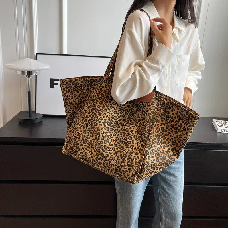 Sac fourre-tout femme tendance motif panthère, grand format pour shopping ou plage.